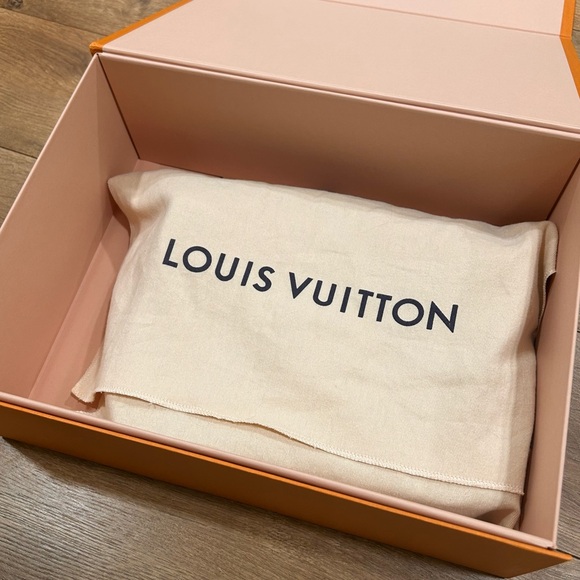 Louis Vuitton Pochette Metis handbag in turtle dove - Comes with box and dustbag - Picture 9 of 15